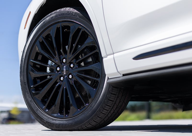 The stylish blacked-out 20-inch wheels from the available Jet Appearance Package are shown. | Cogswell Lincoln in Russellville AR